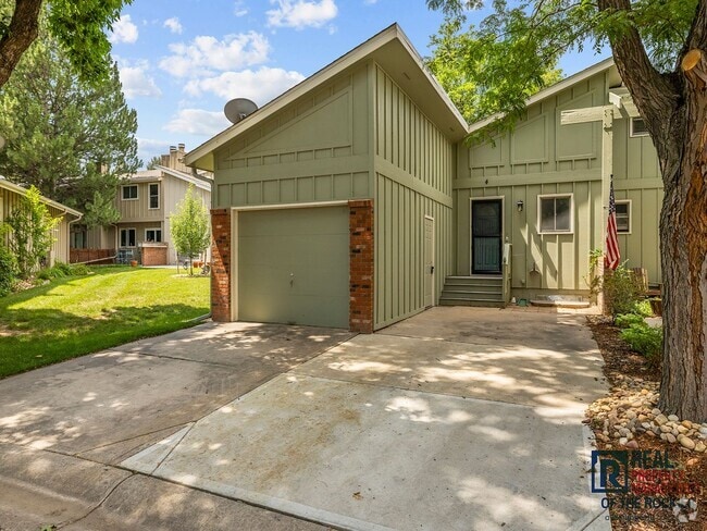 Building Photo - Beautiful 4 Bed 2 Bath Townhome in Central...