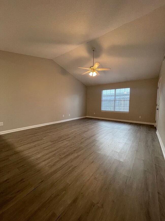 Photo - 185 Leeswood Cir