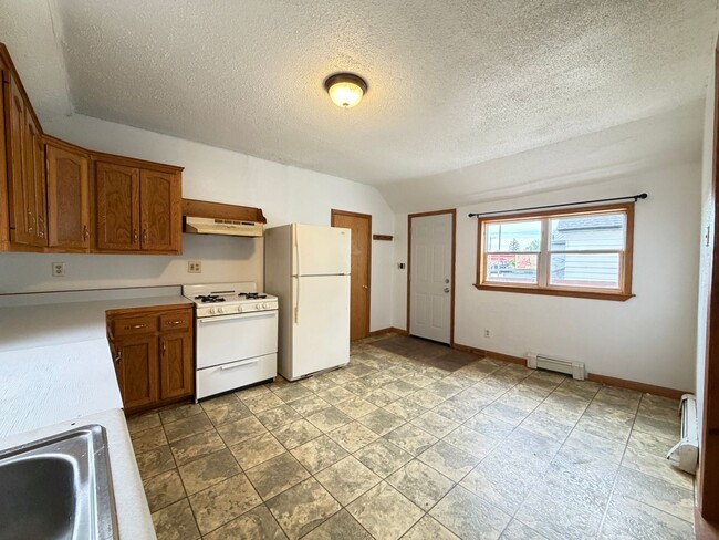 Photo - Upper Level 2 Bedroom Apartment - AVAILABLE TODAY Unit 2014 1/2 Banks Ave