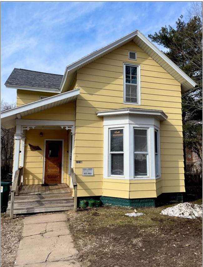 Building Photo - 4 bed 2 bath near UWEC available June 1st!... Rental