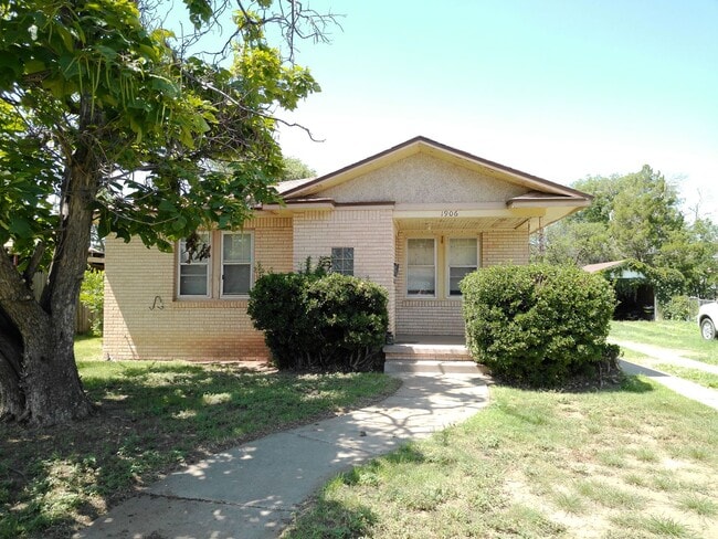 Building Photo - Spacious House