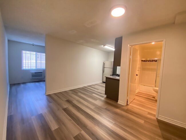 Building Photo - 943 Elden Ave Unit 104 Rental