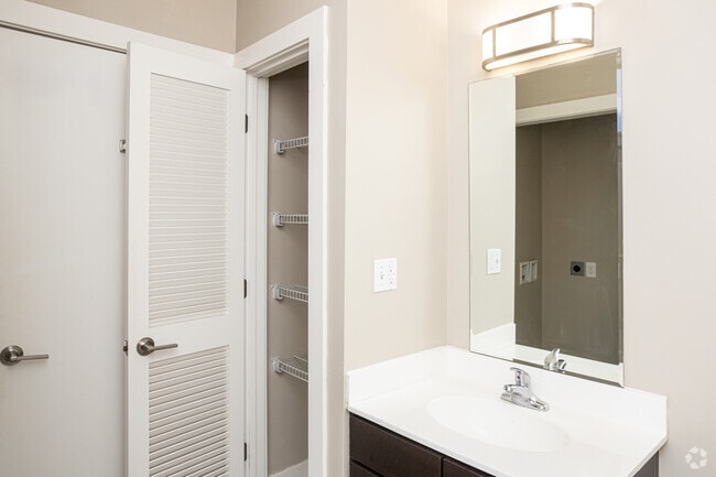 1BR, 1BA - 610 SF - Bathroom