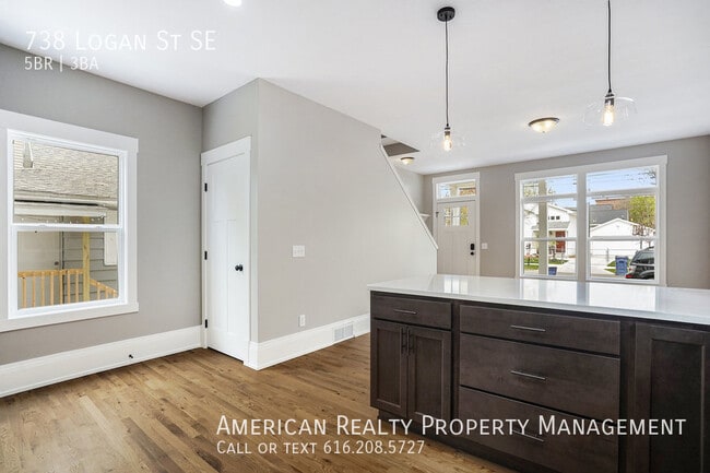 Photo - 738 Logan St SE