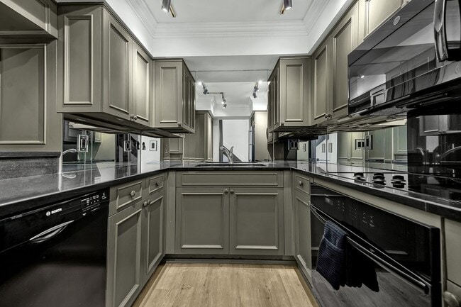 Building Photo - 3 Bedroom Luxury Condo