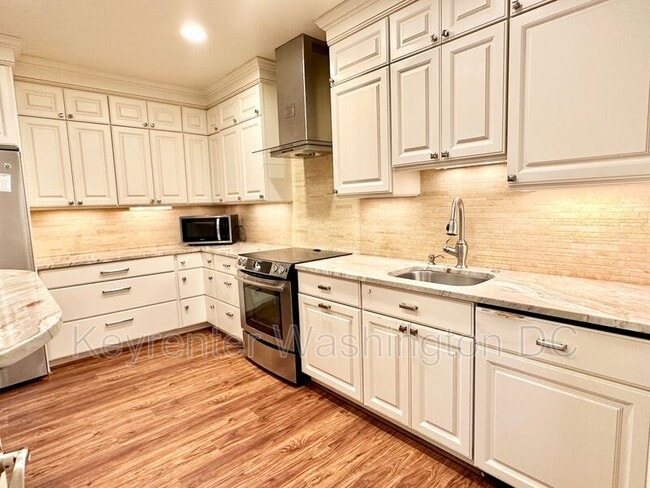 Photo - 3273 Sutton Pl NW