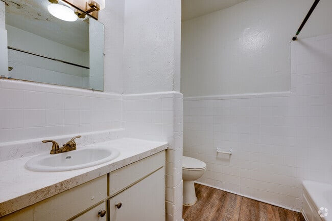 2HAB, 1BA - 850 ft² - Baño - Apex Apartments