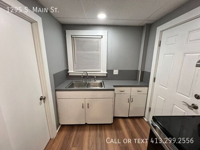 1295 S Main St