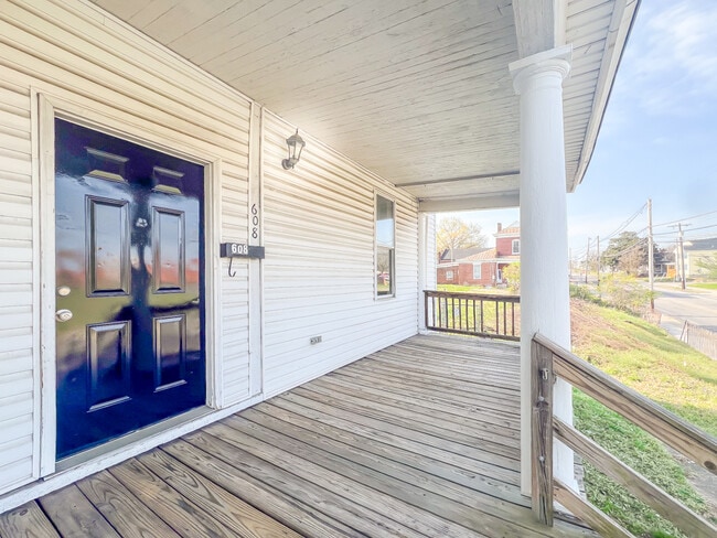 Photo - 608 Halifax St