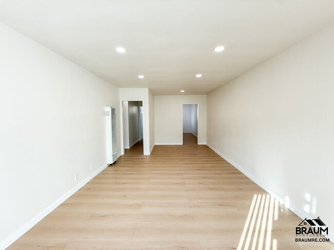 Photo - 7339 Woodman Ave Unidad 8