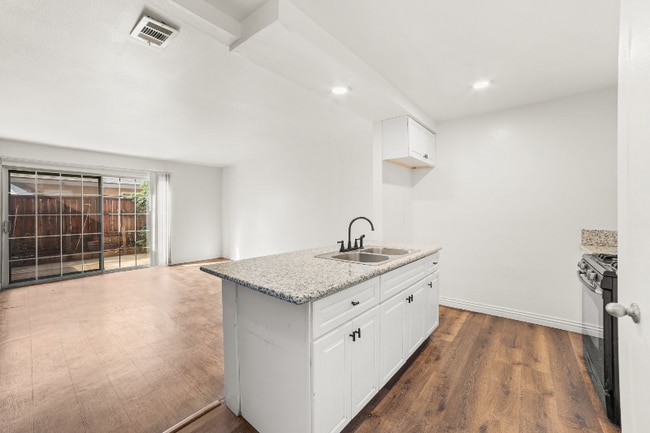 Building Photo - 1017 Oxford Dr Unit B Rental