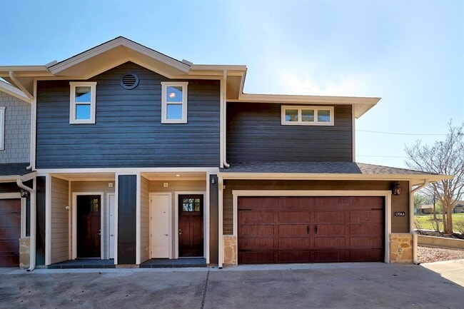 Building Photo - 1706 Cedar Bend Dr Unit A