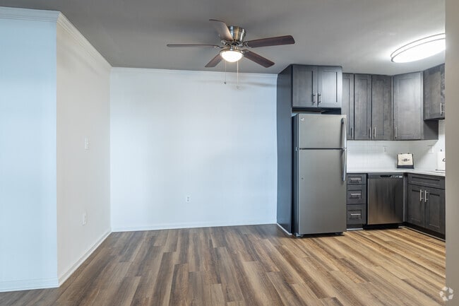 1BR, 1BA - 784SF - Dining Room - Whitestone at Landmark