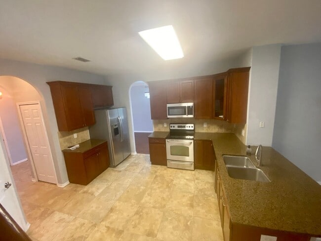 Photo - 5 BEDROOM HOUSE WITH PRIVATE POOL AND LAKE...