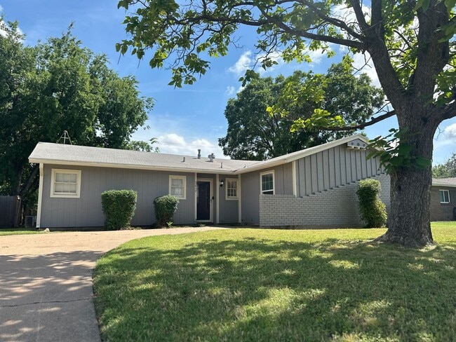 Building Photo - 4 bedroom, 2 bath!