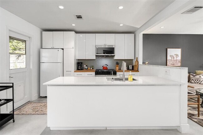 Photo - 4620 Englewood Dr