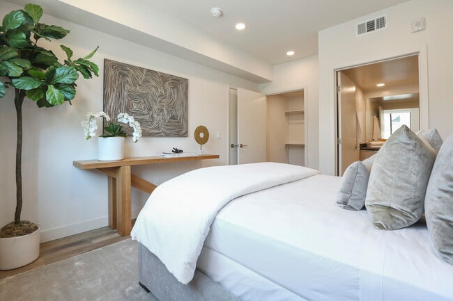 Photo - 740 S Ridgeley Dr Unidad 503