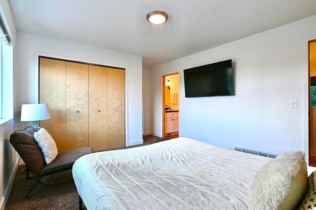 Building Photo - 829 S Main St