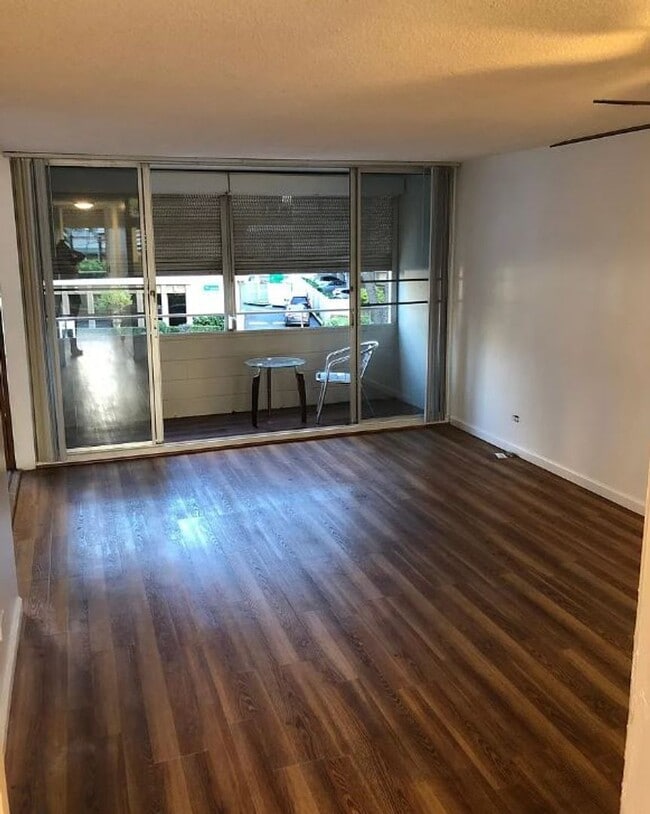 Photo - 2 bedroom. Ala Moana. Private Balcony Unit 108