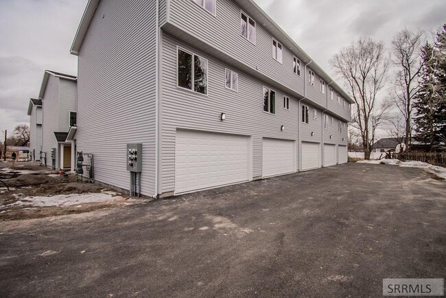 Photo - 676 E Court St