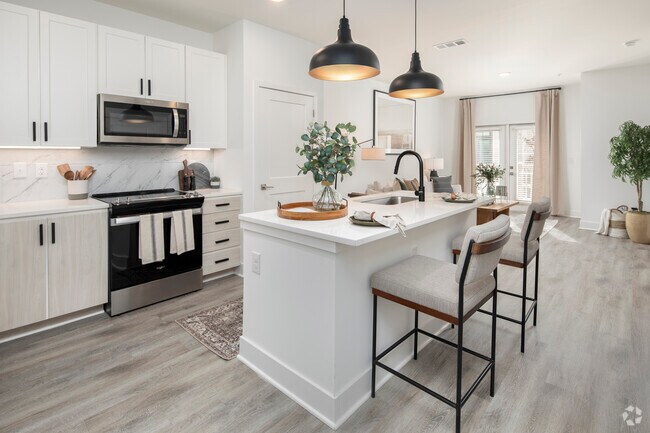 1 BR 1 BA, 819 SF