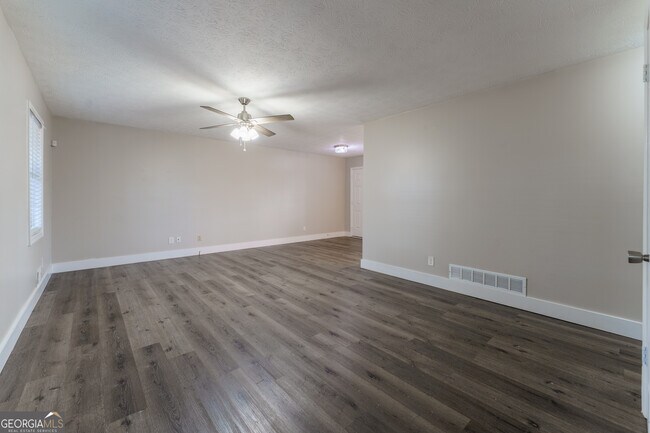 Photo - 5700 Tracy Dr SE