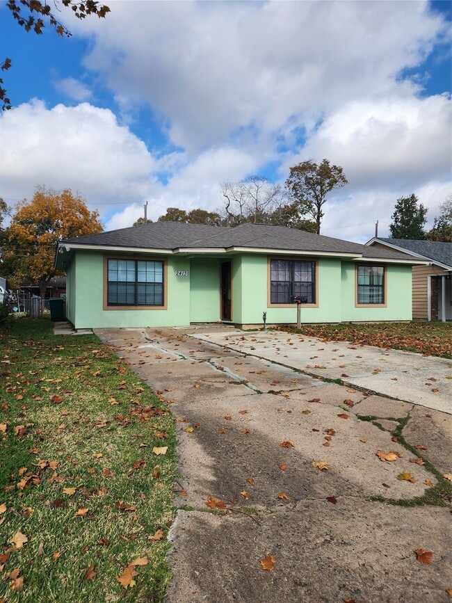 Building Photo - 2413 Huntington Dr