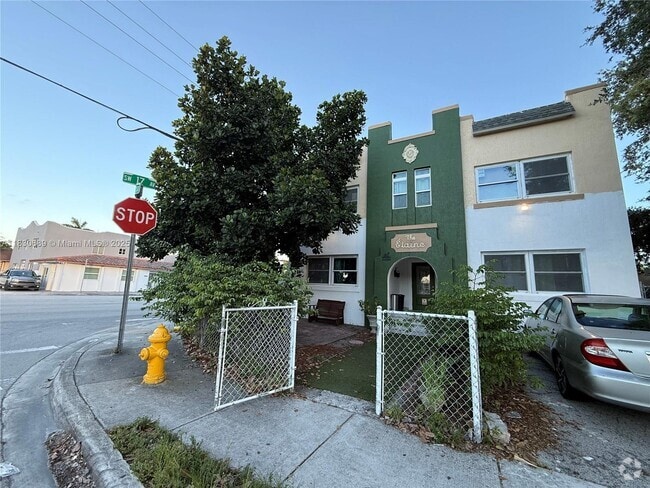 Building Photo - 1700 SW 10th St Unit 6 Rental