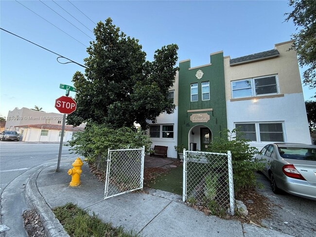 Photo - 1700 SW 10th St Apartment Unit 6