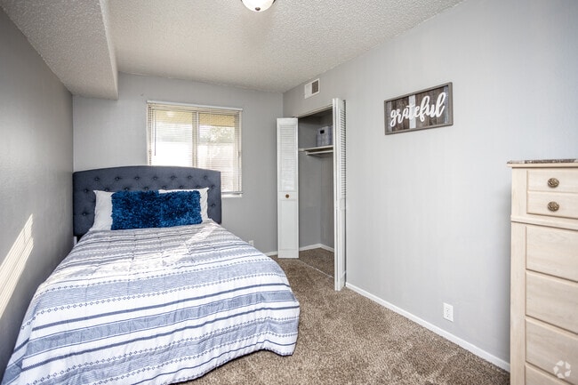 2BR, 2BA - 900 SF