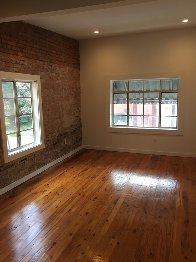 Photo - 406 E 9th St