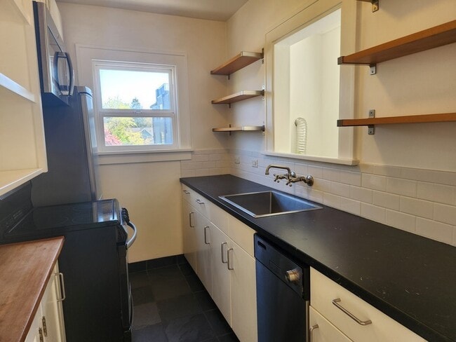 Photo - 2114 7th Ave W Unidad 5