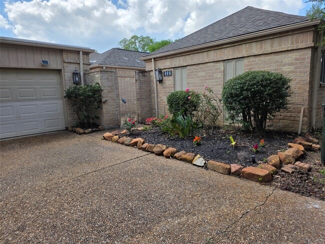 Photo - 406 Fox Briar Ln