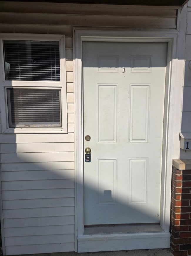 Building Photo - 229 N Clinton St Unit # 1