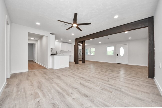Photo - 302 County Park Dr