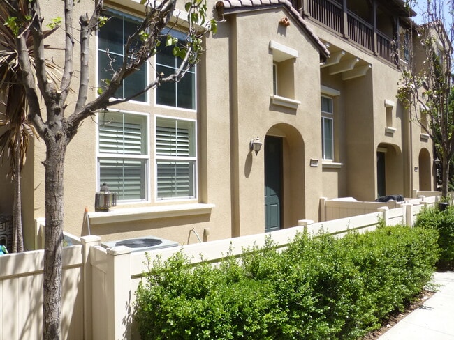 Building Photo - 416 W Linden Dr Unit River Bend