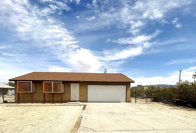Building Photo - 2 Bedroom 1 Bathroom Home Close To Town
