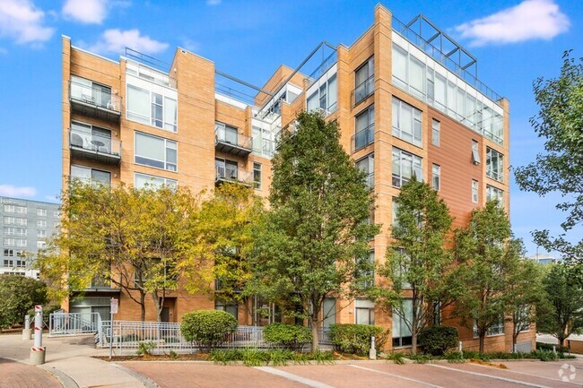 Building Photo - 1740 Oak Ave Unit 707 Rental