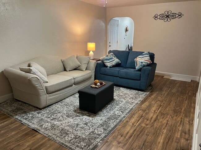 Photo - 111 B St