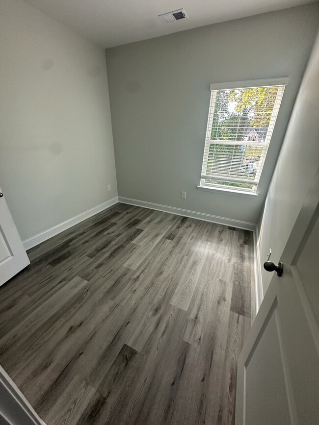 Photo - 405 Apple Ln