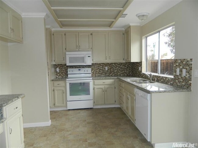 Photo - REDUCED!! Huge 3 Bedroom 2.5 Bath Corner L...