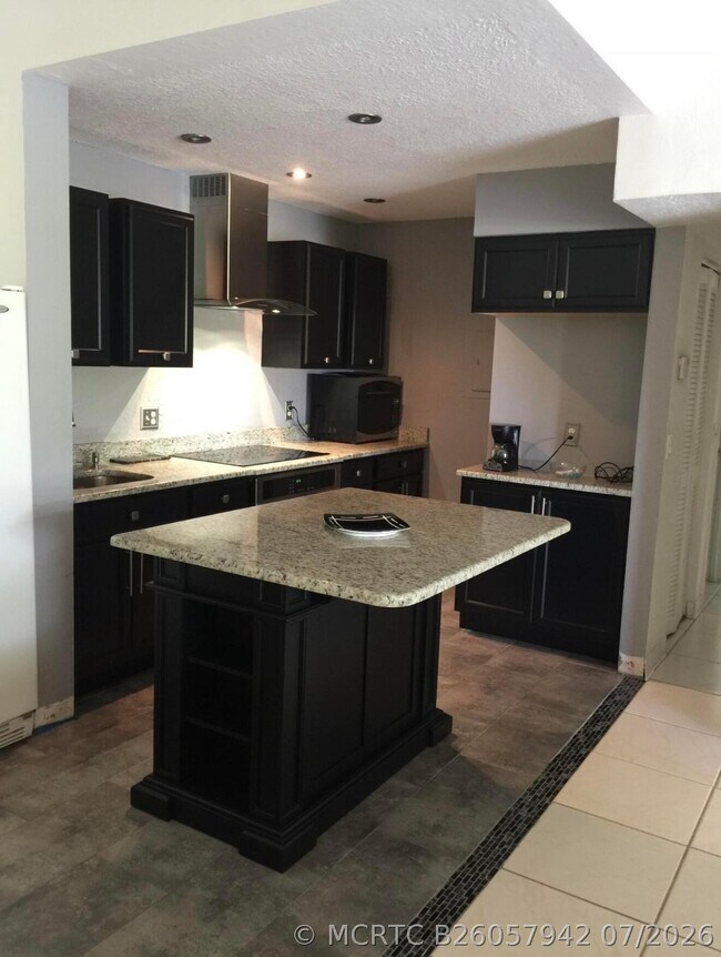 629 Sea Pine Way Unidad F3