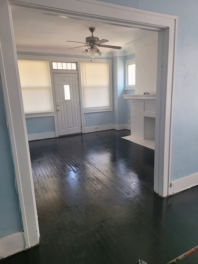 Building Photo - 2307 W Grand St Unit APT 1