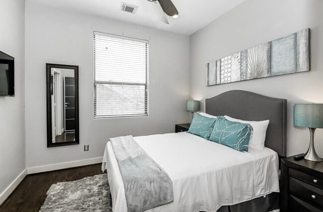 Photo - 1608 W Webster St Unit B