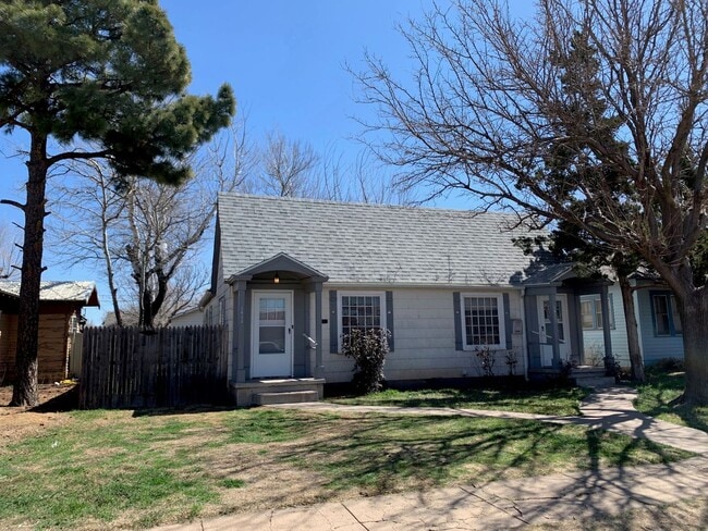 Building Photo - 1411 S Ong St