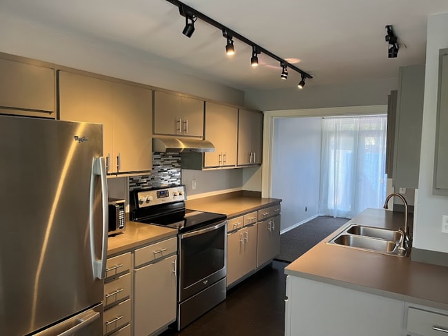 Photo - 1621 S Quaker Ave