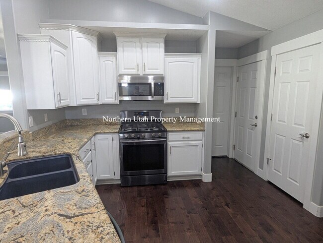 Photo - 6 Bed 3 Bath Home with Everything!