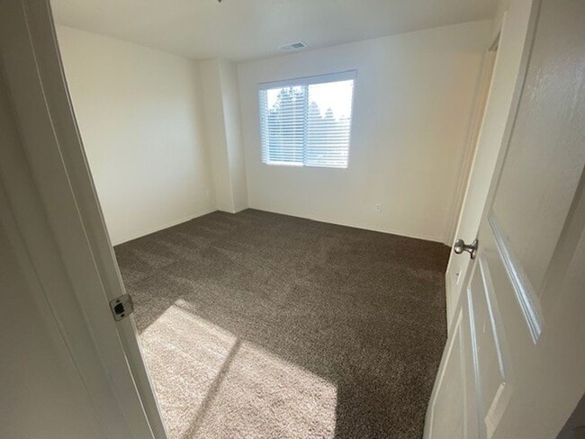 Photo - MOVE IN SPECIAL $500 off first month rent ...