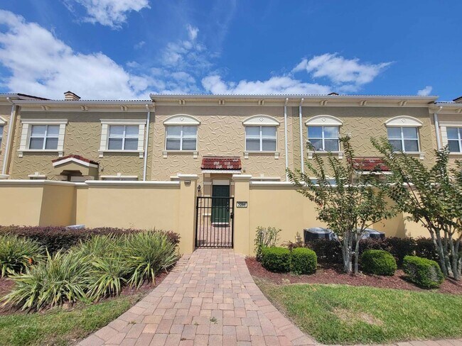 Building Photo - 4/3.5 TOWNHOME VILLA in Waterstone-Davenport