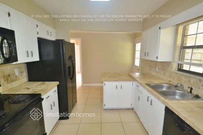Photo - 885 Rayston St